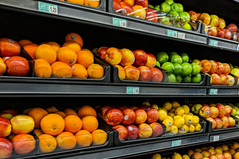 Market meyve rafı; raf kenarındaki elektronik etiketler merkezden gelen güncellemeyle sırayla yeni fiyatı gösteriyor